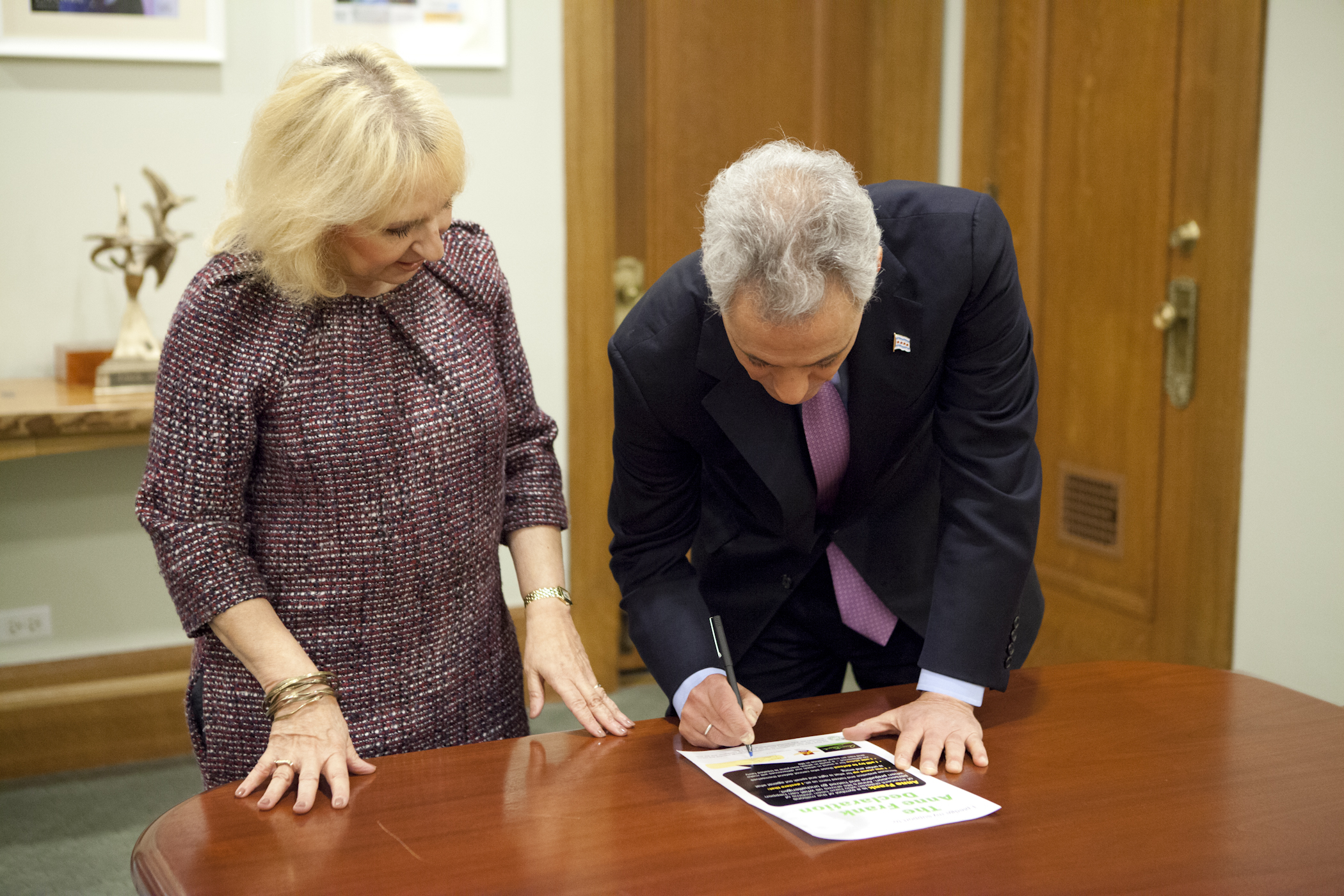 Mayor Emanuel welcomes Gillian Walnes MBE to Chicago, signing the Anne Frank Declaration to fight prejudice and hatred.